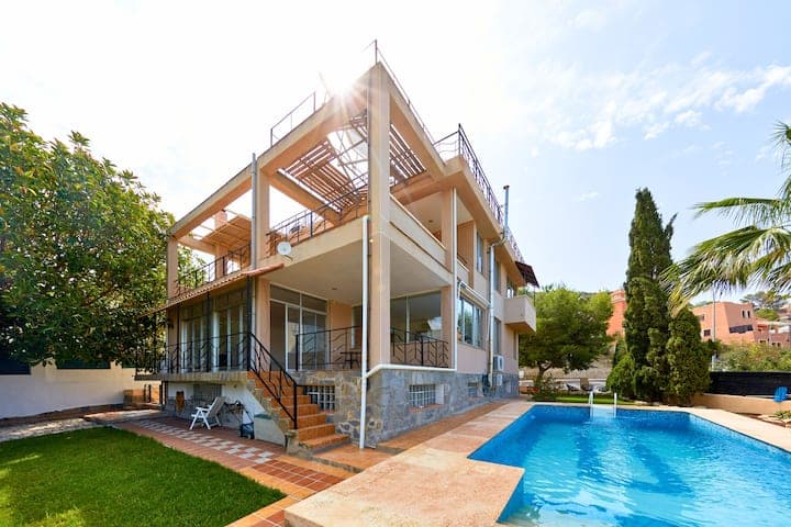 Villa de luxe : moderne, piscine, plage, montagnes